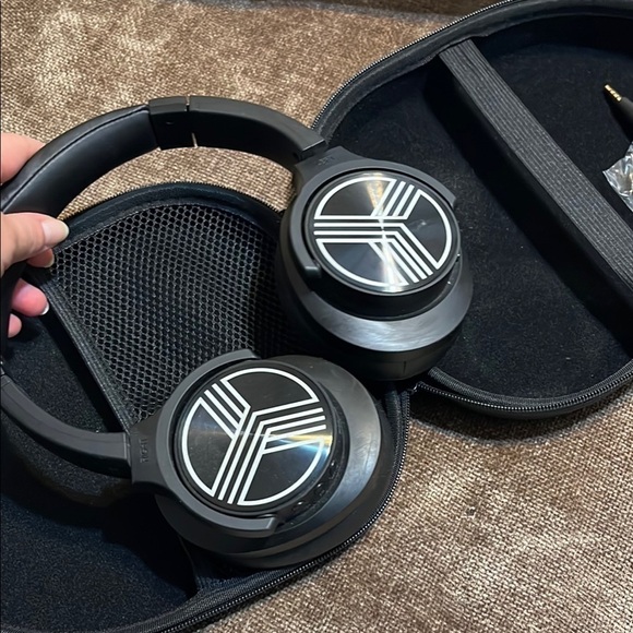 Sleek Black Over-Ear Headphones with Glossy Finish - Picture 7 of 8